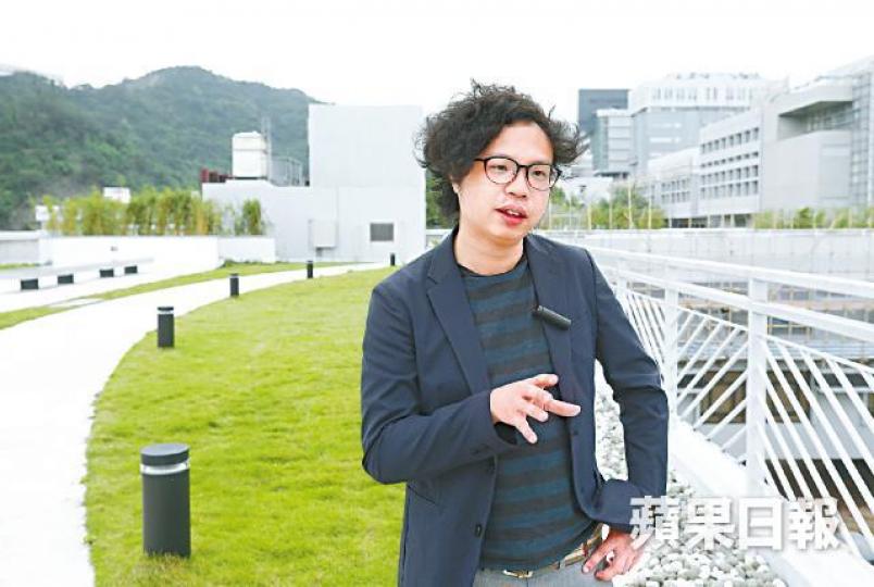 黃宇軒說自己是心急人,碰上社會事件或有趣藝術概念,就想立即實行。《佔中打氣機》讓沒法參與傘運的人為在場眾人打氣,以投影連結不同空間。《居港亭》由蝸居劏房的本地藝術家聲演,訴說生活困境。黃宇軒說周保松對他影響極深,圖為2017年二人出席「十種師徒」對談。研究都市空間的黃宇軒對建築物極感興趣,尤其喜歡聯合書院的建築物。 黃宇軒說自己是心急人,碰上社會事件或有趣藝術概念,就想立即實行。《佔中打氣機》讓沒法參與傘運的人為在場眾人打氣,以投影連結不同空間。《居港亭》由蝸居劏房的本地藝術家聲演,訴說生活困境。黃宇軒說周保松對他影響極深,圖為2017年二人出席「十種師徒」對談。研究都市空間的黃宇軒對建築物極感興趣,尤其喜歡聯合書院的建築物。
