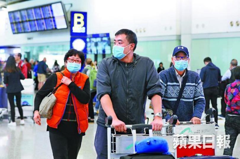 香港國際機場連爆5宗麻疹個案,有旅客到機場時戴上口罩防備。梁志永攝衞生防護中心昨於機場設麻疹疫苗接種站,為機場員工接種疫苗。 香港國際機場連爆5宗麻疹個案,有旅客到機場時戴上口罩防備。梁志永攝衞生防護中心昨於機場設麻疹疫苗接種站,為機場員工接種疫苗。