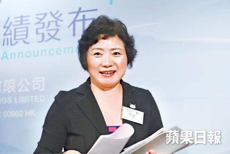 龍湖主席吳亞軍昨日因感冒而失聲,需由其他管理層代答問題。譚德潤攝 龍湖主席吳亞軍昨日因感冒而失聲,需由其他管理層代答問題。譚德潤攝
