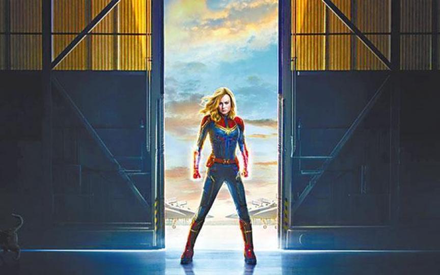 Captain Marvel的海報中，暗藏着貓演員的身形。