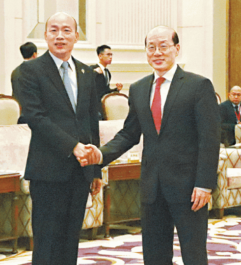 韓國瑜(左)會晤國台辦主任劉結一時,表明強烈支持「九二共識」。韓國瑜前日參觀深圳城市運行管理中心。台灣《蘋果日報》 韓國瑜(左)會晤國台辦主任劉結一時,表明強烈支持「九二共識」。韓國瑜前日參觀深圳城市運行管理中心。台灣《蘋果日報》