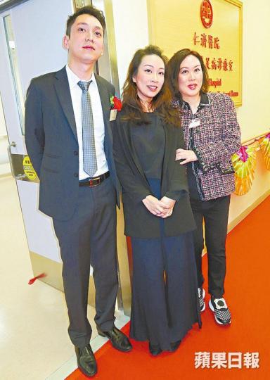 （左起）林孝信、林煒珽和林煒珊昨日出席以嫲嫲林賴元芳命名的診療室開幕禮。