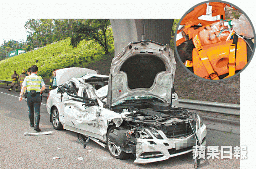 平治車身嚴重損毀,重傷司機(圓圖)被救出後送院。 平治車身嚴重損毀,重傷司機(圓圖)被救出後送院。