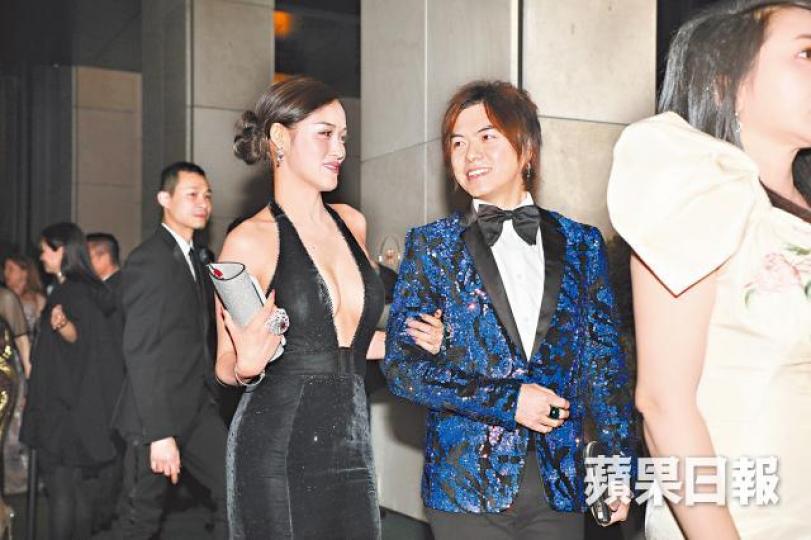 胡慧中契仔王友良前日攜同女伴出席晚宴,他昨稱胡慧中需要空間處理事務。 胡慧中契仔王友良前日攜同女伴出席晚宴,他昨稱胡慧中需要空間處理事務。