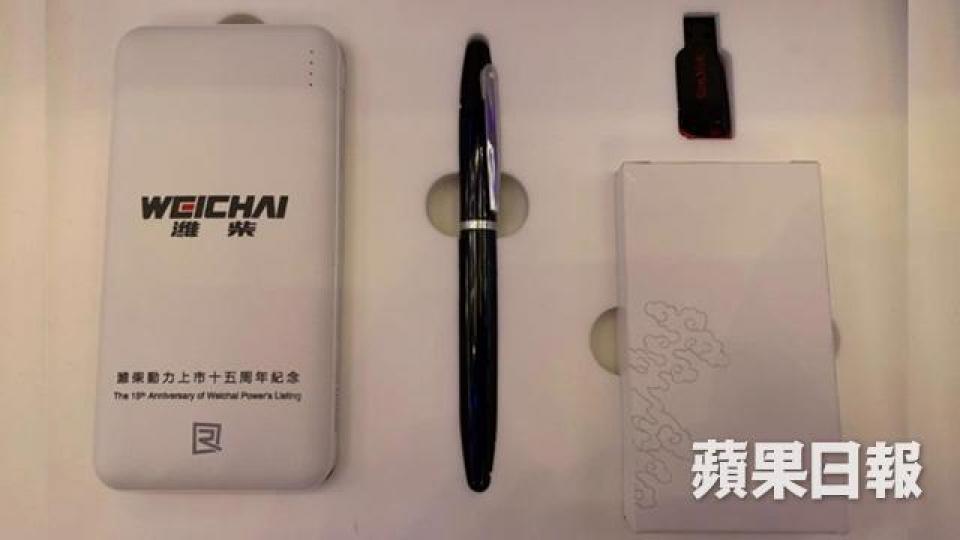 呢份就係濰柴業績紀念品:尿袋、鋼筆及Sandisk手指。分析員如要入場聽業績,盛惠388元,買咗至入場。 資料圖片 呢份就係濰柴業績紀念品:尿袋、鋼筆及Sandisk手指。分析員如要入場聽業績,盛惠388元,買咗至入場。 資料圖片