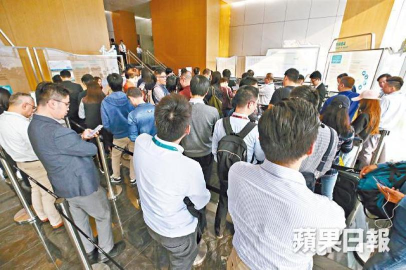 【禁區外】衞生署分別於機場禁區外與禁區內各設一個接種站,過去兩日疑因籌號不足,排隊打針員工一度多達逾百人。 王子俊攝【禁區內】民用航空事業職工總會提供圖片 【禁區外】衞生署分別於機場禁區外與禁區內各設一個接種站,過去兩日疑因籌號不足,排隊打針員工一度多達逾百人。 王子俊攝【禁區內】民用航空事業職工總會提供圖片