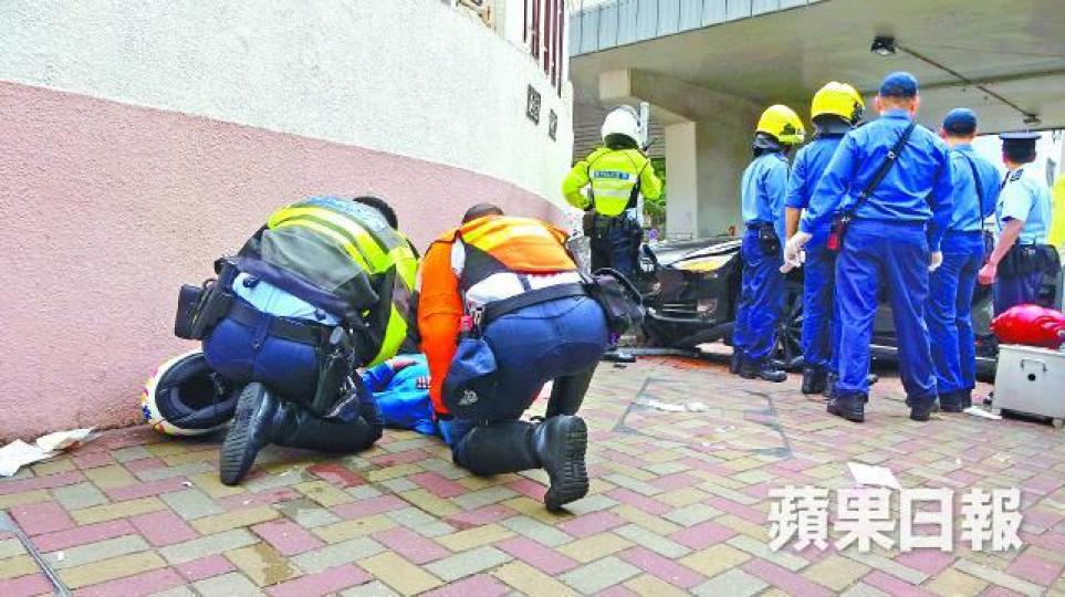 Tesla撞毀電箱方告停下,救護員到場為傷者急救。梁澤岡攝肇事司機報稱受傷送院治理。 Tesla撞毀電箱方告停下,救護員到場為傷者急救。梁澤岡攝肇事司機報稱受傷送院治理。