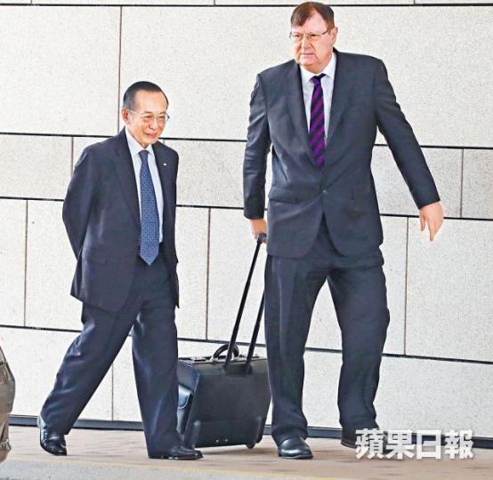 潘樂陶(左)由資深大律師麥高義(右)代表抗辯。陳善南攝潘樂陶大宅水池容量達14.4立方米,注滿水時重達14公噸。資料圖片 潘樂陶(左)由資深大律師麥高義(右)代表抗辯。陳善南攝潘樂陶大宅水池容量達14.4立方米,注滿水時重達14公噸。資料圖片