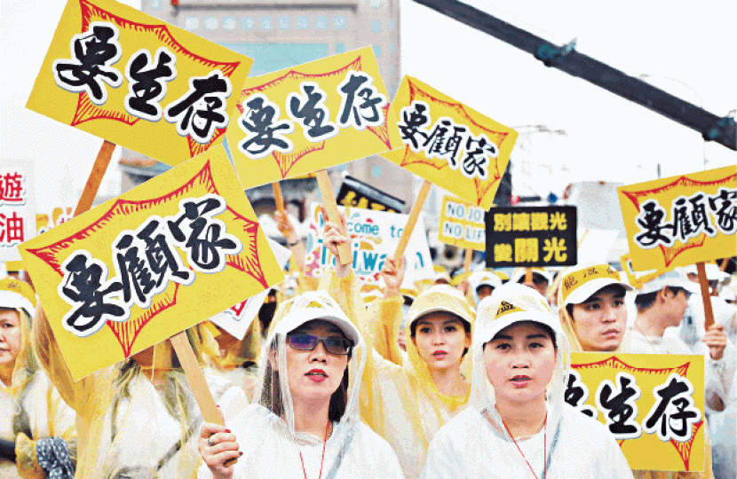 內地遊客赴台人數大減,台灣旅遊業界一度上街示威,要求政府施以援手。 內地遊客赴台人數大減,台灣旅遊業界一度上街示威,要求政府施以援手。