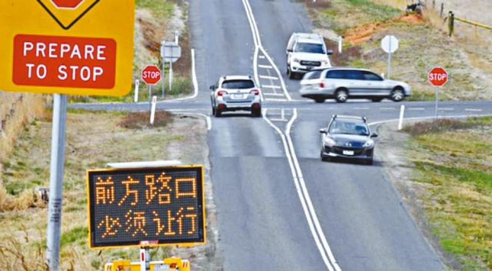 事發後現場加裝中文指示路牌。 事發後現場加裝中文指示路牌。