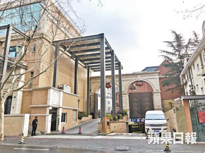 【上海】位於興國路111號的總部門外有保安把守。【香港】會展辦公室人去樓空,牆上的招牌亦損毀。 【上海】位於興國路111號的總部門外有保安把守。【香港】會展辦公室人去樓空,牆上的招牌亦損毀。