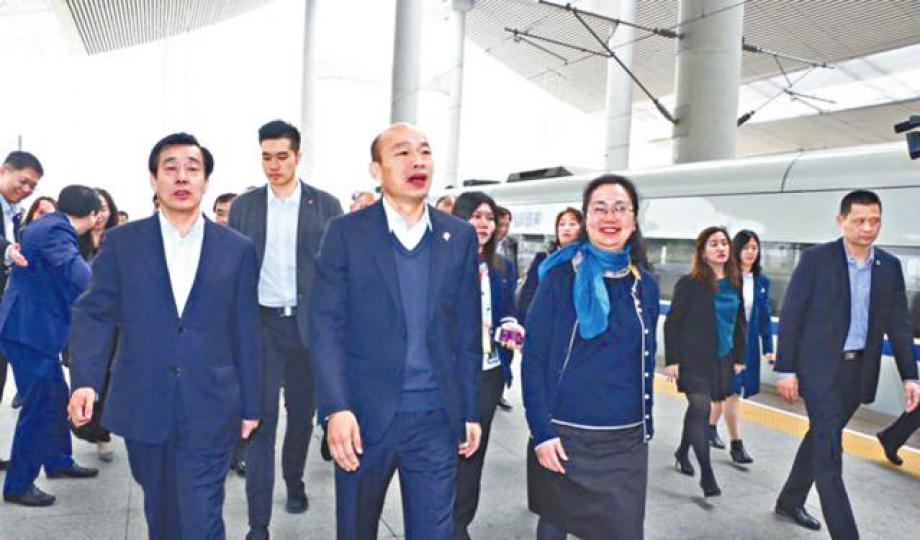 韓國瑜獲國台辦聯絡局長劉軍川(左)親自迎接。 台灣《蘋果日報》 韓國瑜獲國台辦聯絡局長劉軍川(左)親自迎接。 台灣《蘋果日報》