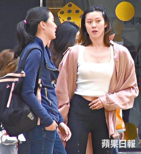 歐鎧淳（右）跟隊友江忞懿相約行街。