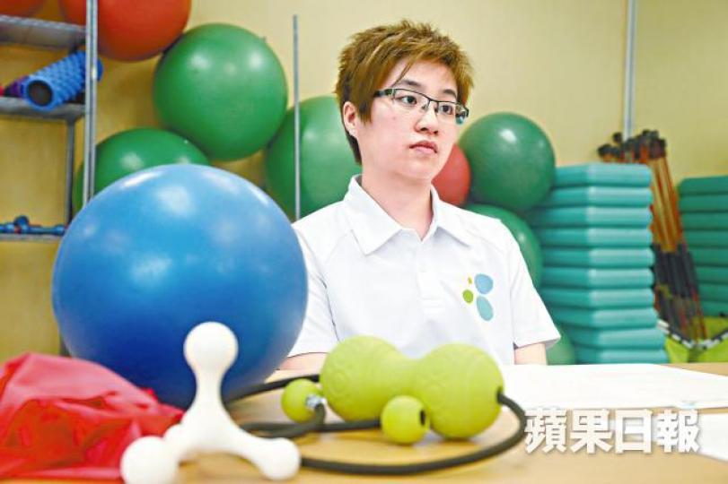 鍾穎琳指適當運動鍛煉頸部的肌肉,可改善頸源性頭痛。馬泉崇攝 鍾穎琳指適當運動鍛煉頸部的肌肉,可改善頸源性頭痛。馬泉崇攝