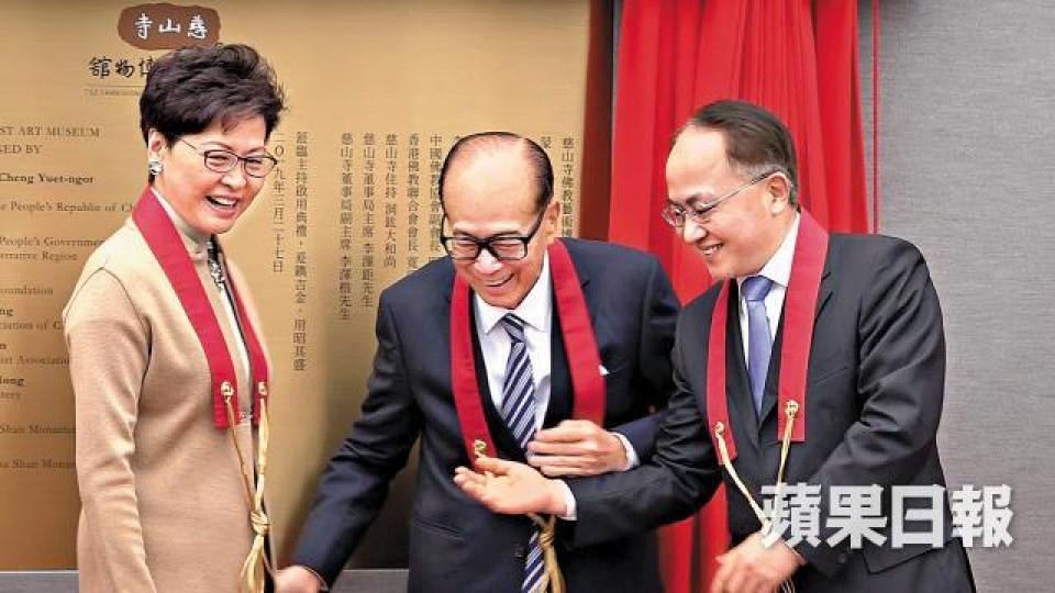 李嘉誠拉起王志民的手示意他與林鄭握手,但林鄭似未為意。 李嘉誠拉起王志民的手示意他與林鄭握手,但林鄭似未為意。