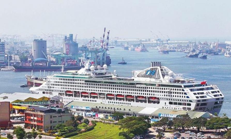 太陽公主號日前曾停泊高雄港。資料圖片台灣旅客聯署抗議郵輪延誤,要求賠償。 太陽公主號日前曾停泊高雄港。資料圖片台灣旅客聯署抗議郵輪延誤,要求賠償。