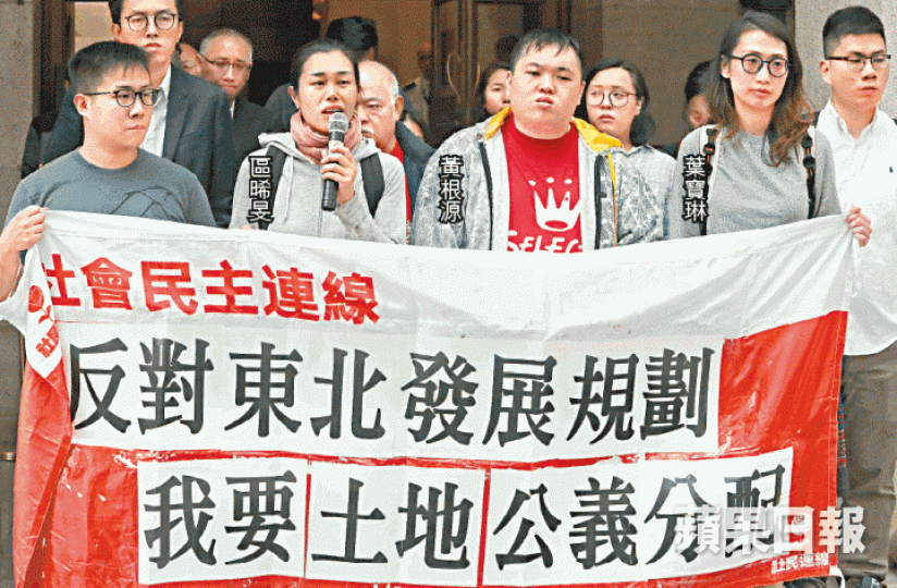 受東北發展影響的村民區晞旻昨哽咽多謝抗爭者;旁為被告黃根源及葉寶琳。易仰民攝示威者當日在立法會大樓地下靜坐,抗議新界東北發展計劃。 受東北發展影響的村民區晞旻昨哽咽多謝抗爭者;旁為被告黃根源及葉寶琳。易仰民攝示威者當日在立法會大樓地下靜坐,抗議新界東北發展計劃。
