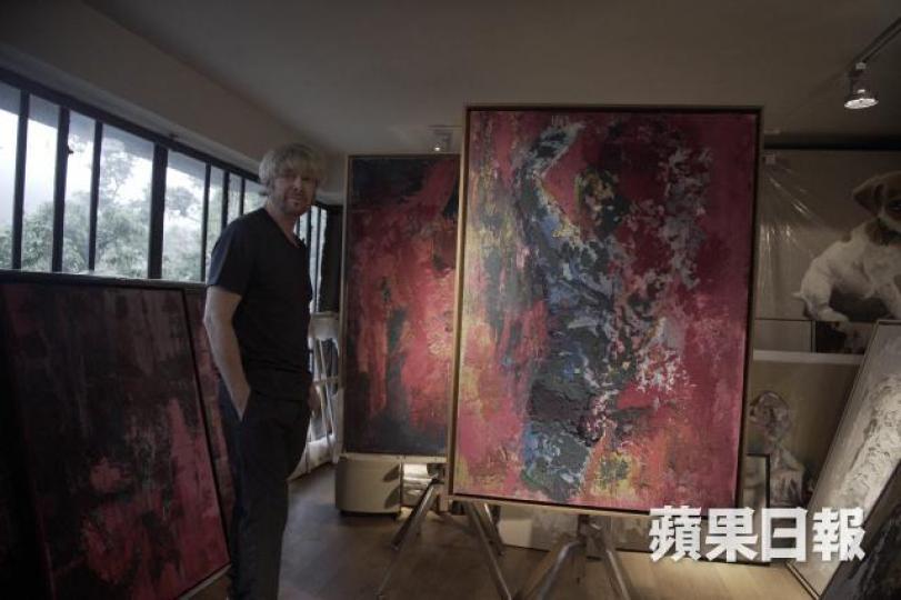 出院後,Kim常失眠和抑鬱,夜闌人靜他會鑽進畫室,這是他出院後第一幅作品,把粘土和對死亡的感悟滲進其中。逃出鬼門關後,62歲的Kim Robinson出院後首次接受專訪,詳述八小時開胸手術期間兩次險死。獲死神放一馬,Kim胸口多了一道長長疤痕。Kim原來畫畫逾20年,這是他出事前的作品《Flowers In The Wild》。Luca是林青霞用愛瑪仕毛氈捲着送到Kim家裏的禮物,Kim視牠為摯友。Kim19歲時的小鮮肉舊照,有點David Bowie的味道。 出院後,Kim常失眠和抑鬱,夜闌人靜他會鑽進畫室,這是他出院後第一幅作品,把粘土和對死亡的感悟滲進其中。逃出鬼門關後,62歲的Kim Robinson出院後首次接受專訪,詳述八小時開胸手術期間兩次險死。獲死神放一馬,Kim胸口多了一道長長疤痕。Kim原來畫畫逾20年,這是他出事前的作品《Flowers In The Wild》。Luca是林青霞用愛瑪仕毛氈捲着送到Kim家裏的禮物,Kim視牠為摯友。Kim19歲時的小鮮肉舊照,有點David Bowie的味道。