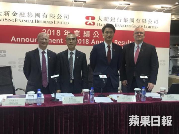 大新銀行董事總經理王祖興(右二)。 大新銀行董事總經理王祖興(右二)。