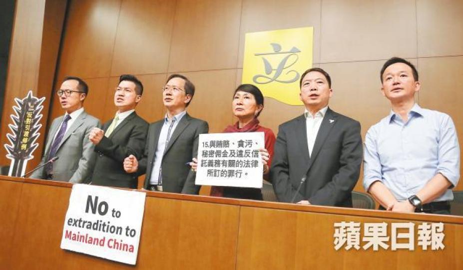 民主派議員昨開記招呼籲市民參與下周日遊行。 民主派議員昨開記招呼籲市民參與下周日遊行。