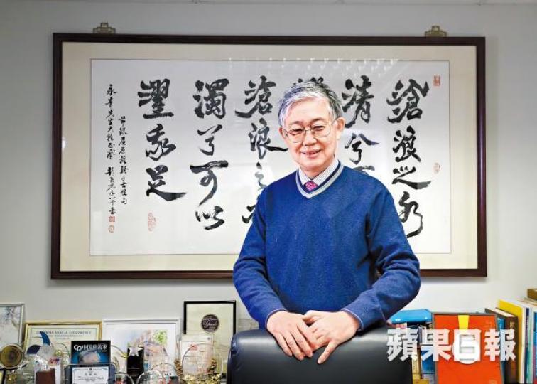 施永青背後字畫由一位本港已故趙姓書法家送贈。譚德潤攝施永青已安排兒子施俊嶸(左)負責中原集團,女兒施慧勤(右)則負責子公司業務。資料圖片 施永青背後字畫由一位本港已故趙姓書法家送贈。譚德潤攝施永青已安排兒子施俊嶸(左)負責中原集團,女兒施慧勤(右)則負責子公司業務。資料圖片