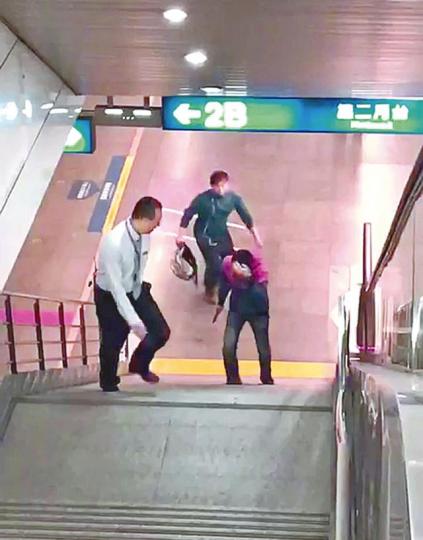 姓高男子與職員對峙,乘客拿出背囊準備打落其水果刀。眾人合力制服高男。高男fb直播追殺乘客的過程。鄭捷血洗捷運轟動一時。資料圖片高男曾留言買刀時「有心動的感覺」。 姓高男子與職員對峙,乘客拿出背囊準備打落其水果刀。眾人合力制服高男。高男fb直播追殺乘客的過程。鄭捷血洗捷運轟動一時。資料圖片高男曾留言買刀時「有心動的感覺」。