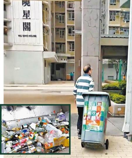 曉麗苑男清潔工被拍到將整桶回收玻璃樽丟棄於垃圾車內(小圖)離去。 曉麗苑男清潔工被拍到將整桶回收玻璃樽丟棄於垃圾車內(小圖)離去。