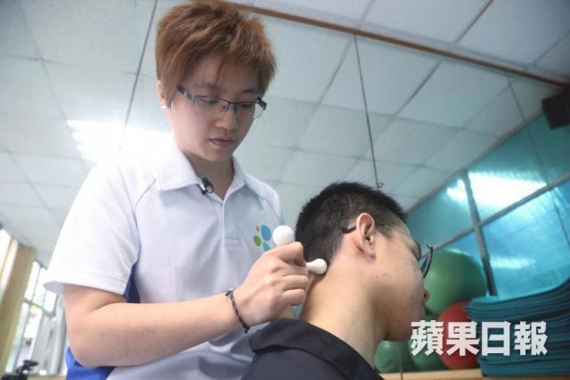 鍾穎琳指按後枕「風池穴」,有助改善頭痛不適。馬泉崇攝 鍾穎琳指按後枕「風池穴」,有助改善頭痛不適。馬泉崇攝