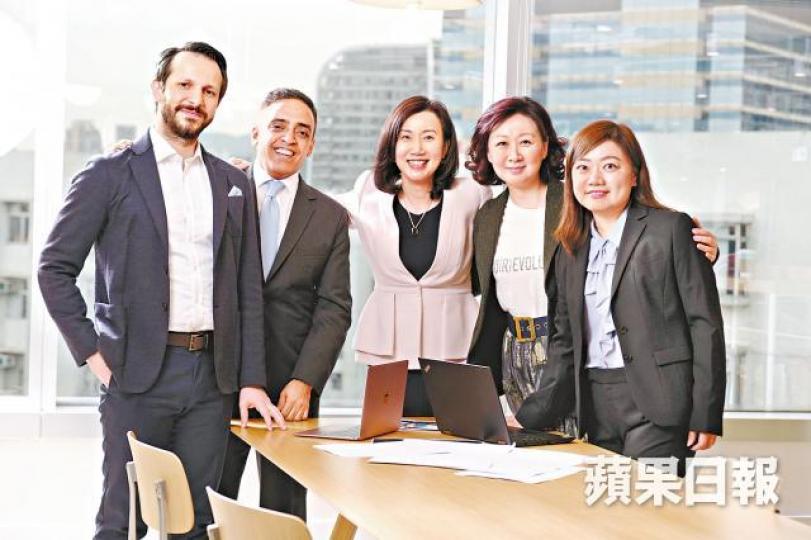 渣打牽項財團昨獲虛銀牌,渣打香港行政總裁禤惠儀(中)任虛擬銀行主席,顧海(左一)任行政總裁。金管局副總裁阮國恒(中)稱,不排除虛擬銀行會為業界帶來競爭。何耀勤攝 渣打牽項財團昨獲虛銀牌,渣打香港行政總裁禤惠儀(中)任虛擬銀行主席,顧海(左一)任行政總裁。金管局副總裁阮國恒(中)稱,不排除虛擬銀行會為業界帶來競爭。何耀勤攝
