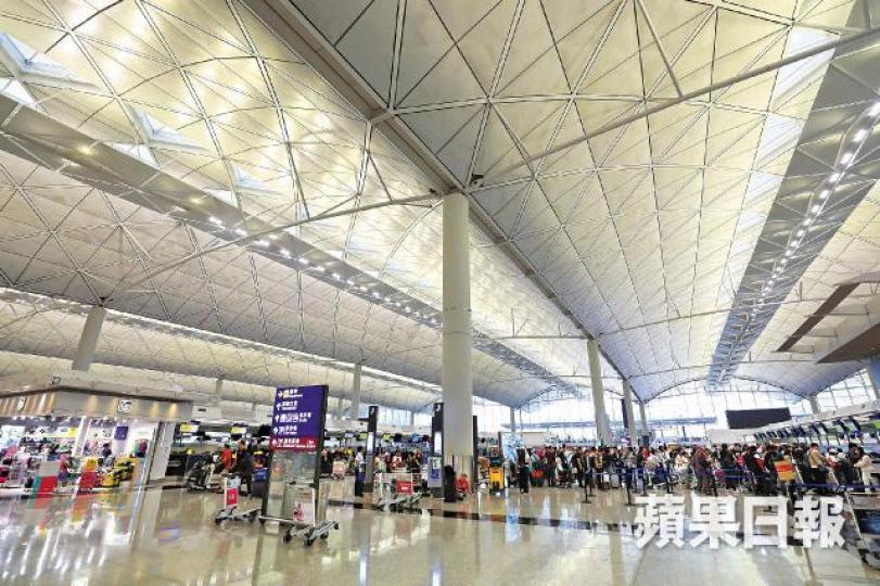 機場人流密集形成傳播鏈,增加病毒傳播風險。 機場人流密集形成傳播鏈,增加病毒傳播風險。