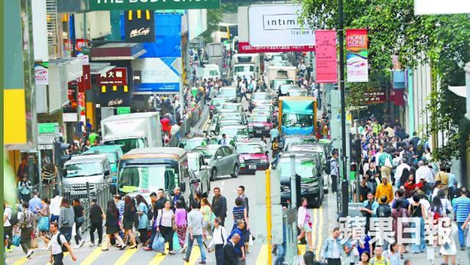 中環核心商業區擠塞問題嚴重,皇后大道中繁忙時段車速每小時僅約六公里。李家皓攝 中環核心商業區擠塞問題嚴重,皇后大道中繁忙時段車速每小時僅約六公里。李家皓攝