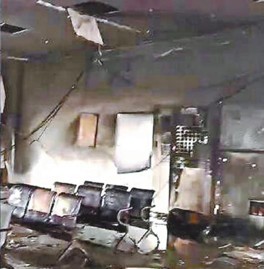 爆炸現場天花板塌下,雜物散落一地。 爆炸現場天花板塌下,雜物散落一地。