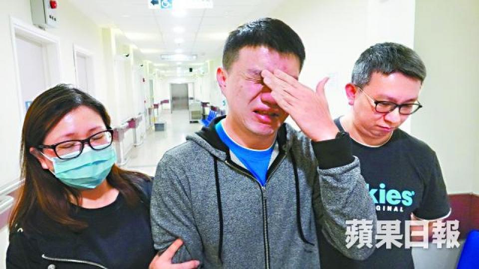 三子說起母親正與死神搏鬥,不禁悲從中來,失聲痛哭。鄭大康攝郭婦(前排左)愛錫家人,是家人眼中的好媽媽。家人提供圖片 三子說起母親正與死神搏鬥,不禁悲從中來,失聲痛哭。鄭大康攝郭婦(前排左)愛錫家人,是家人眼中的好媽媽。家人提供圖片