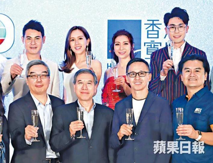 李寶安(前排左二)噚日出席無綫與香港寬頻聯合新聞發佈會。譚德潤攝 李寶安(前排左二)噚日出席無綫與香港寬頻聯合新聞發佈會。譚德潤攝