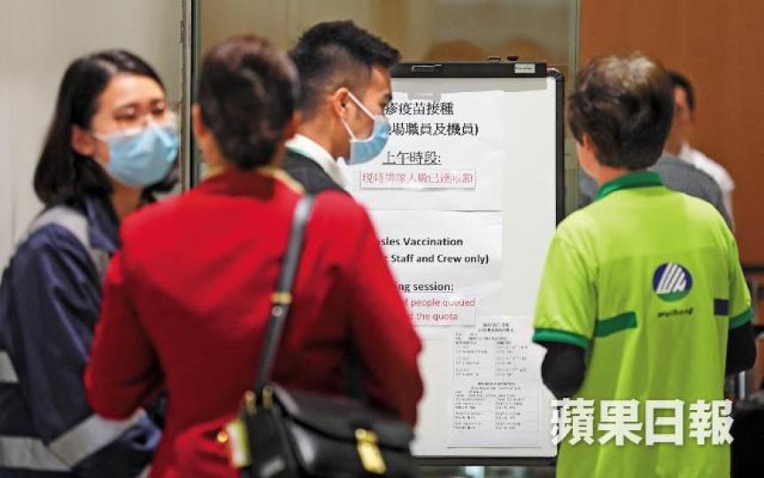 機場疫苗接種站昨照舊大排長龍,籌號迅速派完。謝榮耀攝 機場疫苗接種站昨照舊大排長龍,籌號迅速派完。謝榮耀攝