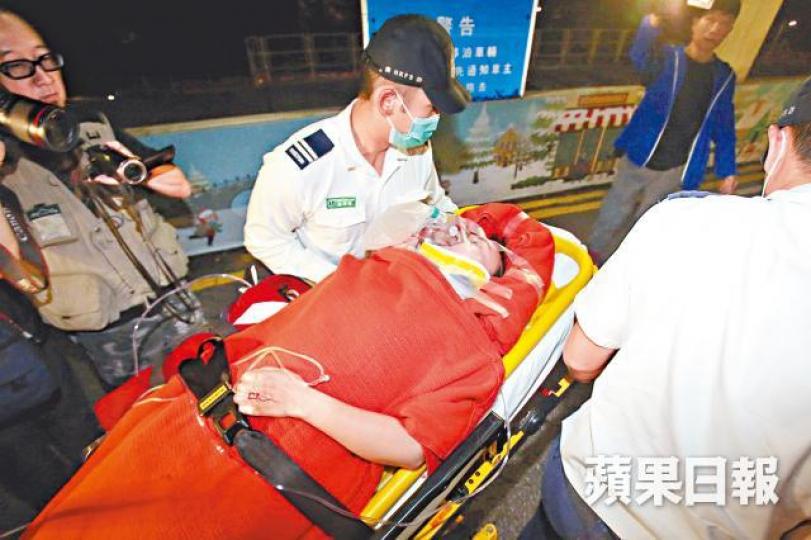 墮軌女傷者送往伊利沙伯醫院救治。 墮軌女傷者送往伊利沙伯醫院救治。