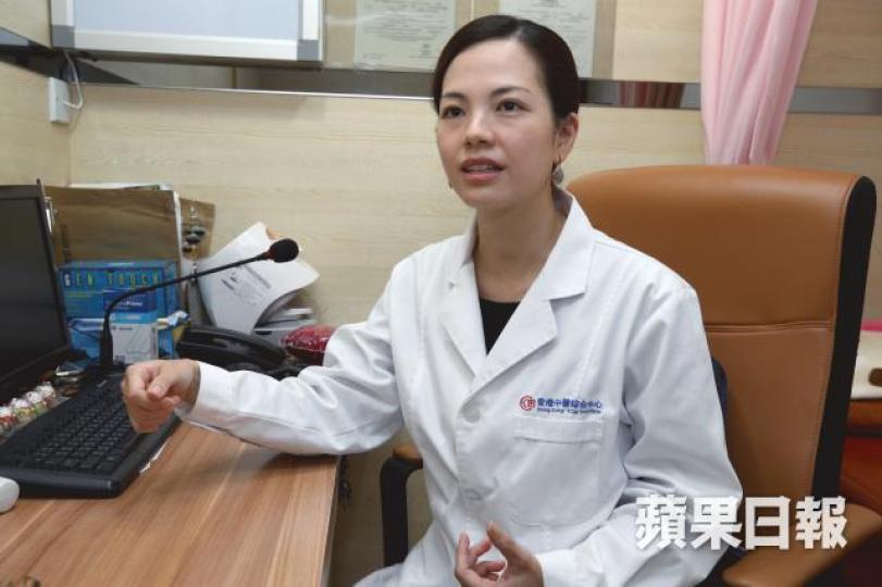 註冊中醫師陳敏指有中年女病人因子宮肌瘤影響情緒,接受中醫調理後好轉。李潤芳攝 註冊中醫師陳敏指有中年女病人因子宮肌瘤影響情緒,接受中醫調理後好轉。李潤芳攝