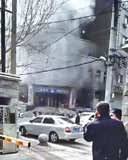 受襲現場爆炸後,冒出大量濃煙。警局玻璃幕牆被震碎。 受襲現場爆炸後,冒出大量濃煙。警局玻璃幕牆被震碎。