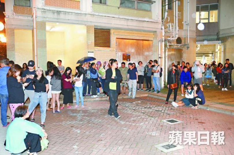 大批居民疏散到地下安全地方。黃江奇攝東涌逸東邨火警,起火單位火光熊熊。讀者提供圖片 大批居民疏散到地下安全地方。黃江奇攝東涌逸東邨火警,起火單位火光熊熊。讀者提供圖片