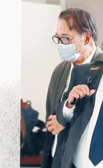 前高級督察李士鳴否認盜竊罪受審。易仰民攝 前高級督察李士鳴否認盜竊罪受審。易仰民攝