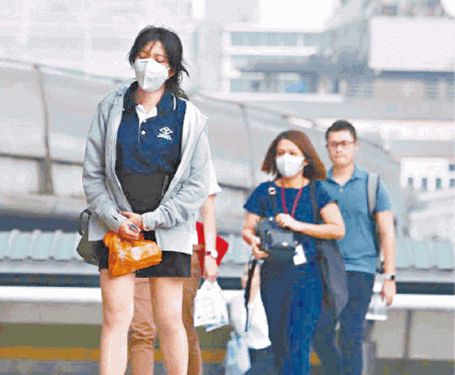 在泰國等空氣污染嚴重地方,人們出門都戴口罩。 在泰國等空氣污染嚴重地方,人們出門都戴口罩。