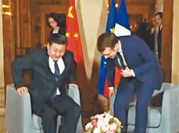 習近平坐下時需用雙手借力。互聯網 習近平坐下時需用雙手借力。互聯網
