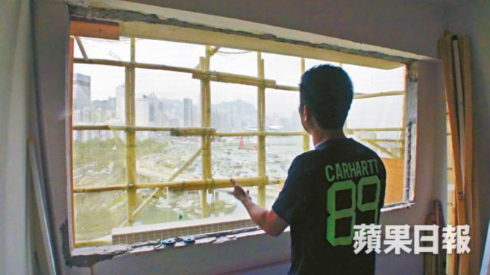 胡先生稱裝修工人拆走鋁窗搭棚後,待他另聘公司重新裝窗,詎料一拖便是三個多月。胡先生的單位外牆目前仍搭上棚架。 胡先生稱裝修工人拆走鋁窗搭棚後,待他另聘公司重新裝窗,詎料一拖便是三個多月。胡先生的單位外牆目前仍搭上棚架。
