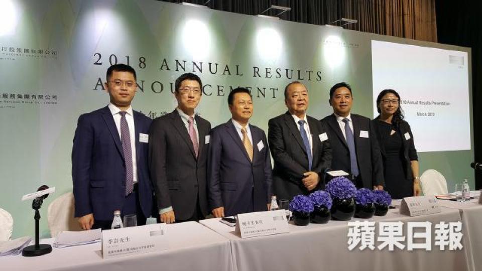 花樣年主席潘軍(左三)指,今年銷售目標定於按年增長20%至30%是一個理性水準。 花樣年主席潘軍(左三)指,今年銷售目標定於按年增長20%至30%是一個理性水準。