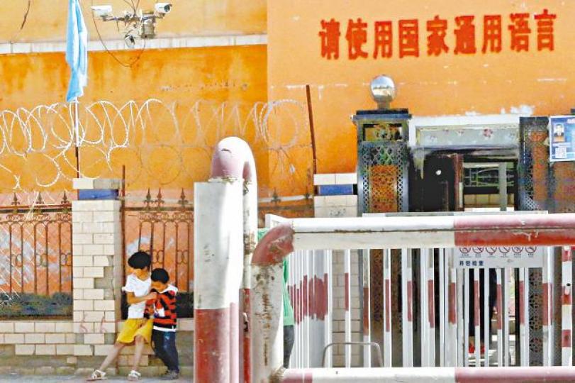 新疆公安阻撓外媒採訪。 新疆公安阻撓外媒採訪。