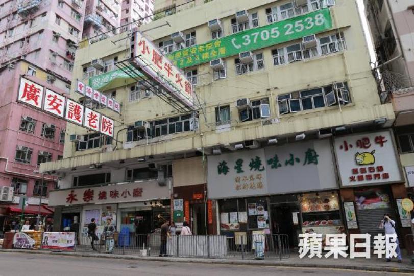 女事主從二樓護理院的窗門爬出簷篷,並企圖由離地8米高的簷篷游繩而下。梁瑞帆攝 女事主從二樓護理院的窗門爬出簷篷,並企圖由離地8米高的簷篷游繩而下。梁瑞帆攝