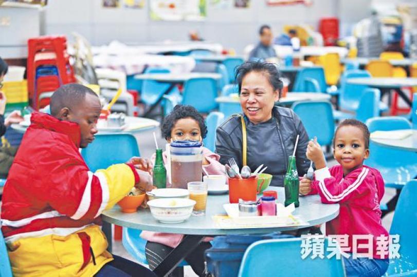 熟食市場的食店着重保持本土風味,吸引基層市民。 熟食市場的食店着重保持本土風味,吸引基層市民。