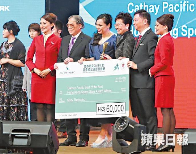 特首林鄭月娥日前出席傑運頒獎禮,表揚「星中之星」予李慧詩。 特首林鄭月娥日前出席傑運頒獎禮,表揚「星中之星」予李慧詩。