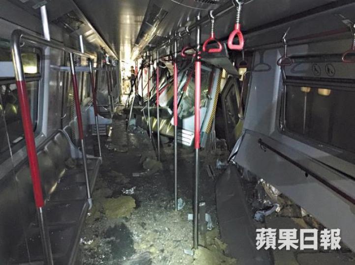 港鐵上周一凌晨在荃灣綫測試新訊號系統時,兩列車在中環站隧道內相撞導致嚴重損毀。馬時亨稱擔心增加港鐵繁忙時段負荷,所以不在上班日推出優惠。 港鐵上周一凌晨在荃灣綫測試新訊號系統時,兩列車在中環站隧道內相撞導致嚴重損毀。馬時亨稱擔心增加港鐵繁忙時段負荷,所以不在上班日推出優惠。