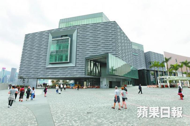 香港藝術館由4層變5層樓高,展廳增至12個。李家皓攝吳冠中捐贈作品《憶江南》(1996年)。香港藝術館提供圖片明代《鬥彩蓮花紋高足盃》藝術館新設計多採用落地玻璃及天然光,以現代、環保物料建造。 香港藝術館由4層變5層樓高,展廳增至12個。李家皓攝吳冠中捐贈作品《憶江南》(1996年)。香港藝術館提供圖片明代《鬥彩蓮花紋高足盃》藝術館新設計多採用落地玻璃及天然光,以現代、環保物料建造。